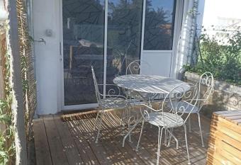 Appartement tr  s agr  able proche tous commerces has Balcony rooms