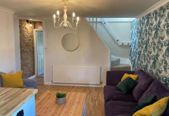 Stylish & Spacious 2 Storey, 3 Bed Apartment allows 18 year olds to book a room