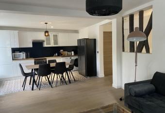 La maison d H  loise allows 18 year olds to book a room