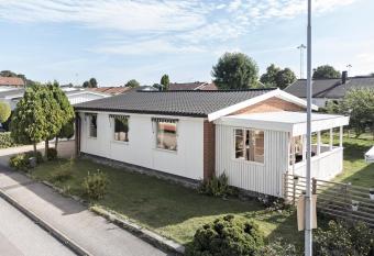 H  rlig villa i S  vedalen 10 min till G  teborg allows 18 year olds to book a room