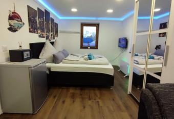 Eifel Zimmer New York inkl. WLAN TV K  che Kaffee Fahrr  der zentral am Marktplatz has rooms with a private hot tub