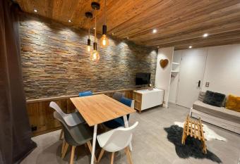 Le cheval noir 37 (6-7 couchages ) has Balcony rooms