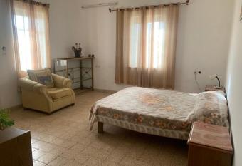 Bayt Ateeq (Ateeq s house) has Balcony rooms