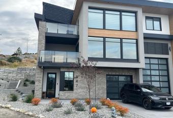 Cozy private room in Kelowna upper mission has Balcony rooms