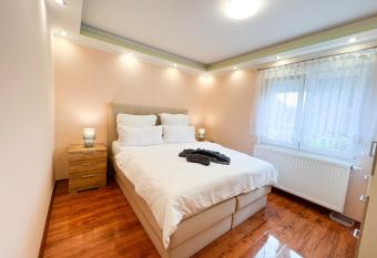 Extrem ruhiges Apartment- Leipzig Ost (A14) allows 18 year olds to book a room