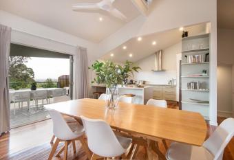 Mt Martha Escape with Spa and Views has rooms with a private hot tub