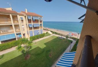 50 METROS DE LA PLAYA has Balcony rooms