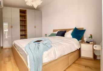 Apartament Aviatiei Park Lux has rooms with a private hot tub