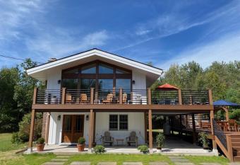 Hunter Mountain Sanctuary has rooms with a private hot tub