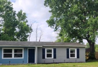 Cozy Corner has Balcony rooms