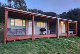 Glenwood Akaroa Bush Retreat - Kanuka Hut allows 18 year olds to book a room