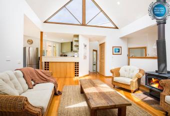 Malda s Retreat - Pet Friendly - Absolute Beachfront has rooms with a private hot tub