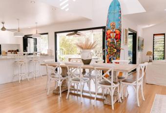 Luxury Boho Family Oasis 3 Minute Walk To Marcoola Beach has Balcony rooms