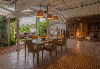 Rustic spacious Balinese villa has Balcony rooms