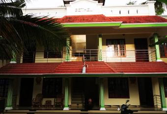 J2 Home Stay - Luxury Homes with Caravan Services allows 18 year olds to book a room