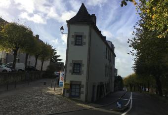 Quartier historique allows 18 year olds to book a room