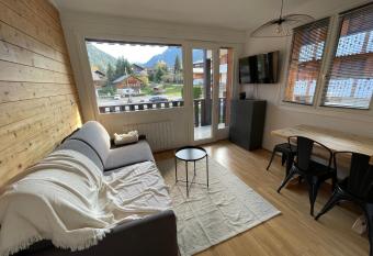 Bel appartement r  nov  , central et skis aux pieds has Balcony rooms