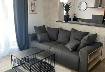 Appartement cosy avec parking priv   has Balcony rooms