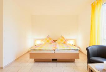Haus Emona - Ihre Pension in Freiburg allows 18 year olds to book a room