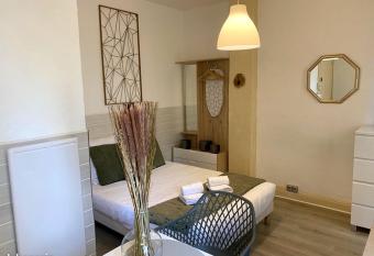 PALAIS DES SOURCES allows 18 year olds to book a room