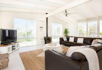 Dromanas Beachside Hideaway has Balcony rooms