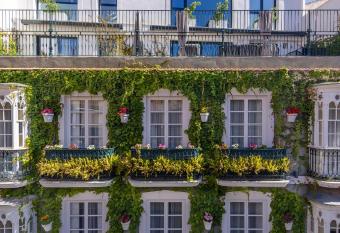 La Casa de las Flores allows 18 year olds to book a room