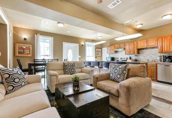 Gorgeous 3BR Urban Retreat has Balcony rooms