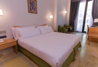 Flor Parks has rooms with a private hot tub