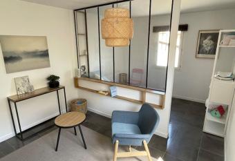 La Forge ; 35 m2 allows 18 year olds to book a room