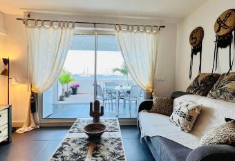 Studio pirate of the Caribbean Sea view allows 18 year olds to book a room