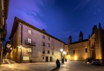 Palacio de Pujadas by MIJ has rooms with a private hot tub