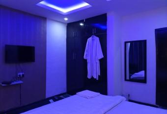 ShortRestSpa allows 18 year olds to book a room