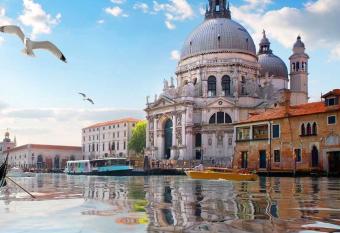 La Maison Venitienne has Balcony rooms