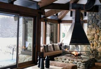 Meadowstone Manor, 14 BR Private Manor in Stowe! has Balcony rooms