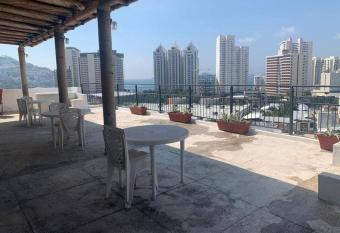 NUEVO departamento con vista parcial al mar, a 10 minutos de la playa caminando, exelente ubicaci  n centros comerciales y restaurantes cerca acceso areas comunes jacuzzi palapa asadores has rooms with a private hot tub