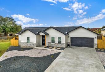 Amazing home in Burnet with WiFi and 3 Bedrooms has Balcony rooms