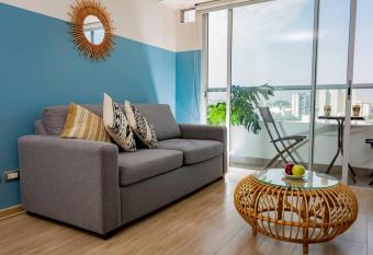 Vibrant 9 Serenity 1BR Netflix Kitchen Pool Gym has rooms with a private hot tub