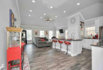 Prolific Red Suite-Med Ctr-Dwntwn-Galleria-Events-UH-NRG Arena has Balcony rooms