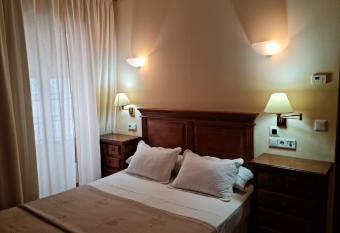 Hotel Plateros allows 18 year olds to book a room