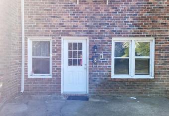 Private room near airport has Balcony rooms