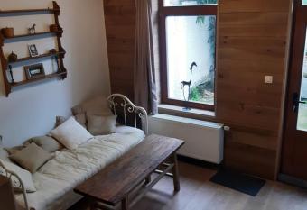 Maison cosy au centre de Nivelles has Balcony rooms