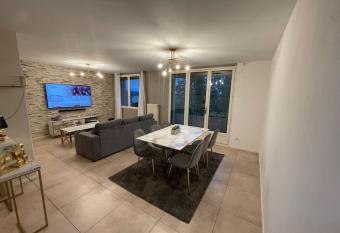 Luxueux appartement a 2 min du groupama stadium has Balcony rooms