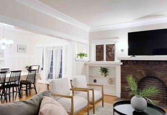 Tranquil 4bedroom House Beautiful Neighborhood allows 18 year olds to book a room