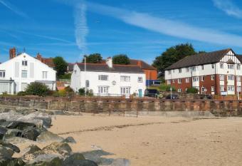 Sea-Quinn Views has Balcony rooms