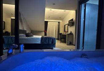 Intercity Hotel Istanbul Airport has rooms with a private hot tub