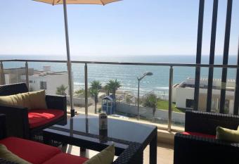 Superbe appartement vue sur mer has Balcony rooms