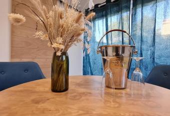 Loft romantique avec SPA allows 18 year olds to book a room