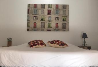 Dear Isabel Guest House has Balcony rooms