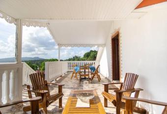 Charmant T3 au c  ur d une R  sidence d exception has rooms with a private hot tub