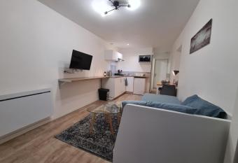 HeberGen  ve : Aux pieds du ch  teau allows 18 year olds to book a room